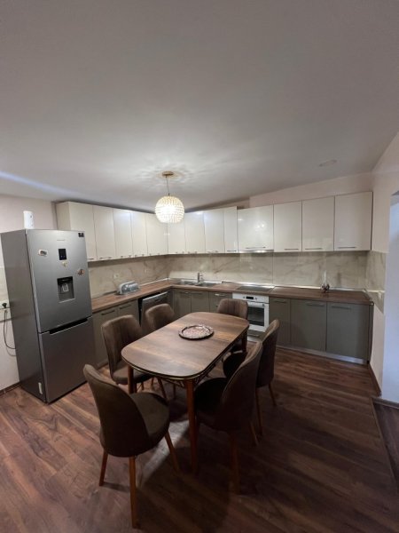 Tirane, jepet me qera apartament 3+1 Kati 6, 600 € (Zogu I Zi)