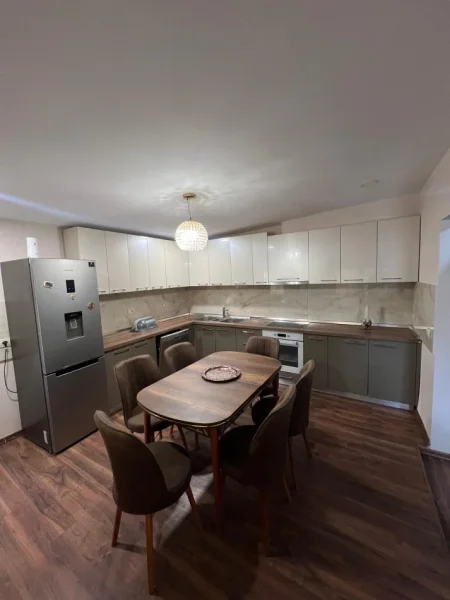 Tirane, jepet me qera apartament 3+1 Kati 6, 600 € (Zogu I Zi)