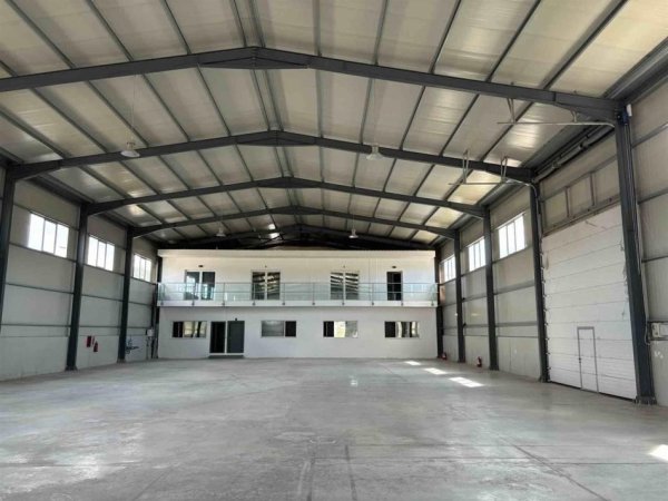 Tirane, jepet me qera magazine , 4.300 m² 5.000 € (AUTOSTRADA TIRANE-DURRES)