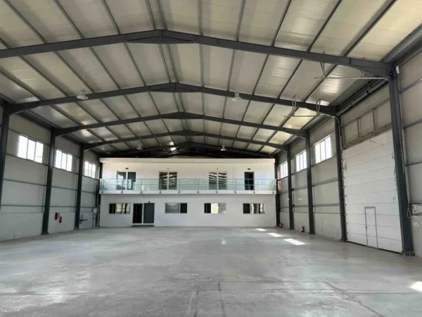 Tirane, jepet me qera magazine , 4.300 m² 5.000 € (AUTOSTRADA TIRANE-DURRES)