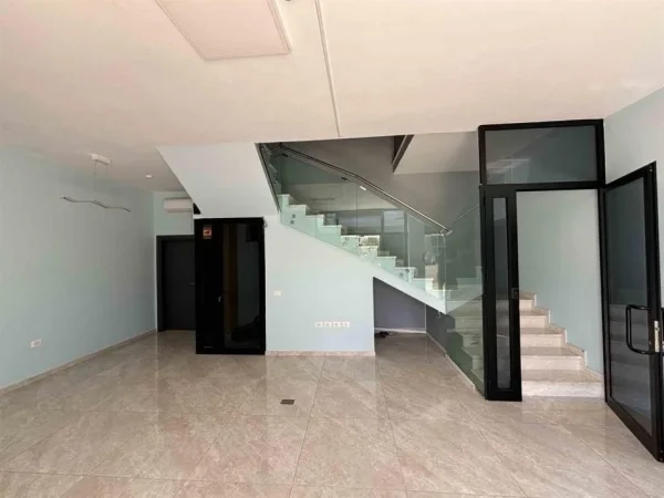 Tirane, jepet me qera magazine , 4.300 m² 5.000 € (AUTOSTRADA TIRANE-DURRES)