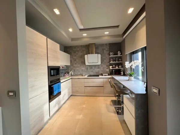 Tirane, jepet me qera apartament 2+1 Kati 5, 147 m² 1.100 €