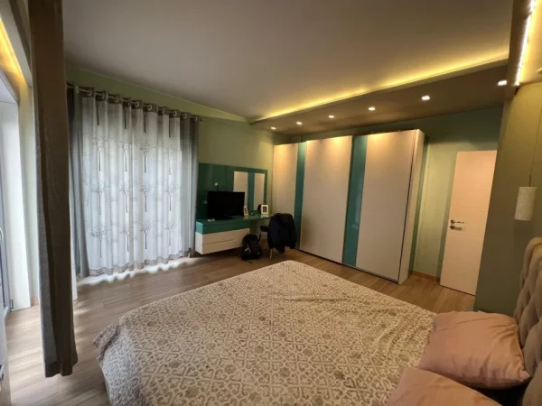 Tirane, jepet me qera apartament 2+1 Kati 5, 147 m² 1.100 €
