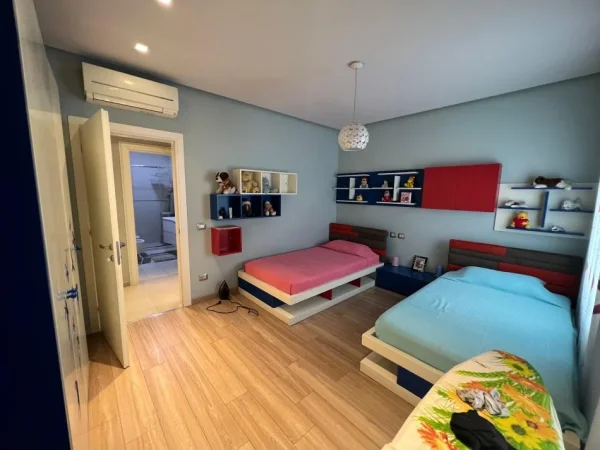 Tirane, jepet me qera apartament 2+1 Kati 5, 147 m² 1.100 €