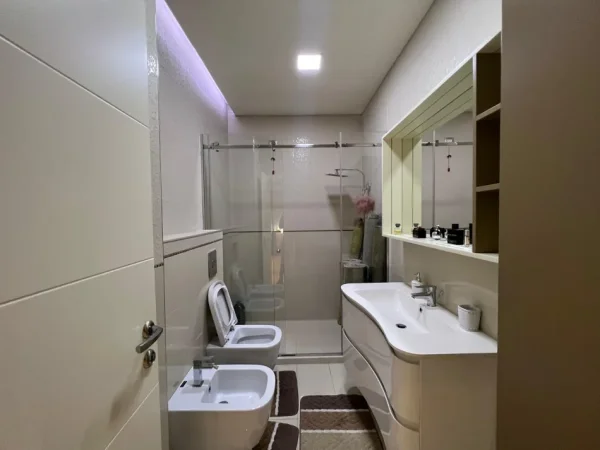 Tirane, jepet me qera apartament 2+1 Kati 5, 147 m² 1.100 €