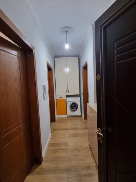 Tirane, jepet me qera apartament 1+1 , 70 m² 350 € (fresk)