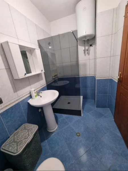 Tirane, jepet me qera apartament 1+1 , 70 m² 350 € (fresk)