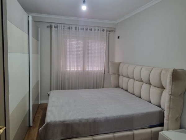 Tirane, jepet me qera apartament 1+1 , 70 m² 350 € (fresk)