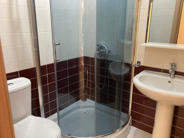 Tirane, jepet me qera apartament 2+1+Ballkon Kati 4, 94 m² 680 € (QENDER GJIMNAZI SAMI FRASHERI)