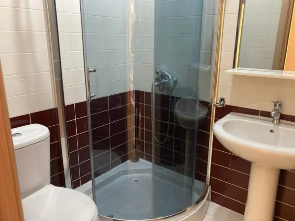 Tirane, jepet me qera apartament 2+1+Ballkon Kati 4, 94 m² 680 € (QENDER GJIMNAZI SAMI FRASHERI)