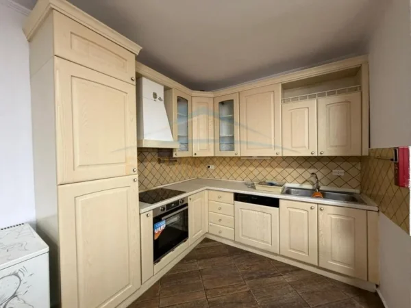 jepet me qera apartament Kati 5, 110 m² 500 € (Pranë Tatimeve, Durrës)