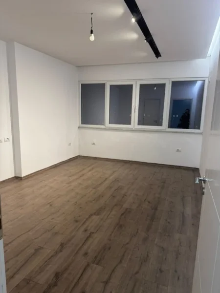 Tirane, jepet me qera apartament 2+1 , 118 m² 550 € (astir)