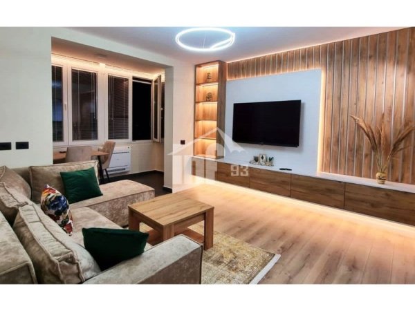 Tirane, jepet me qera apartament 1+1 Kati 10, 65 m² 800 € (NE QENDER TE PAZARIT TE RI)