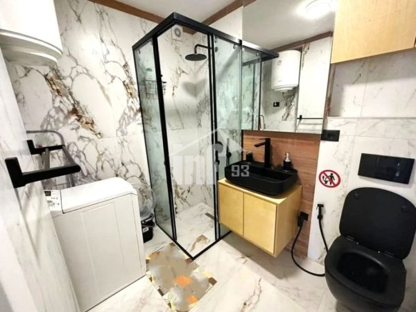 Tirane, jepet me qera apartament 1+1 Kati 10, 65 m² 800 € (NE QENDER TE PAZARIT TE RI)