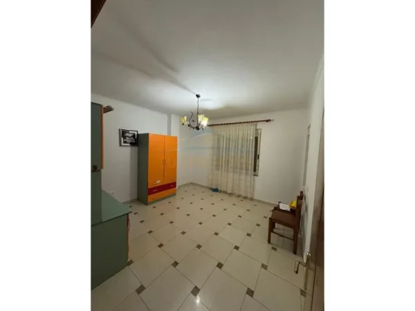 Durres, jepet me qera apartament 3+1 , 140 m² 500 € (Ish Rajoni, Durrës)