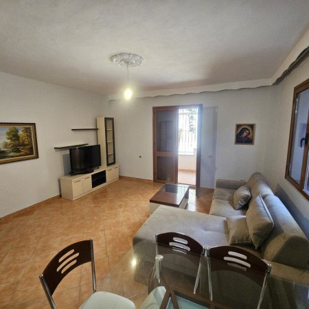Tirane, jepet me qera apartament 2+1+Ballkon Kati 2, 100 m² 500 € (KRISTAL CENTER)