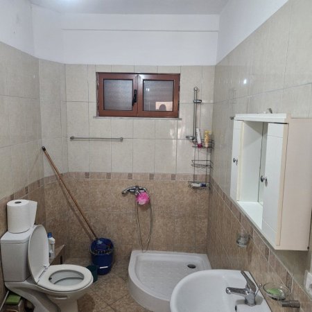 Tirane, jepet me qera apartament 2+1+Ballkon Kati 2, 100 m² 500 € (KRISTAL CENTER)