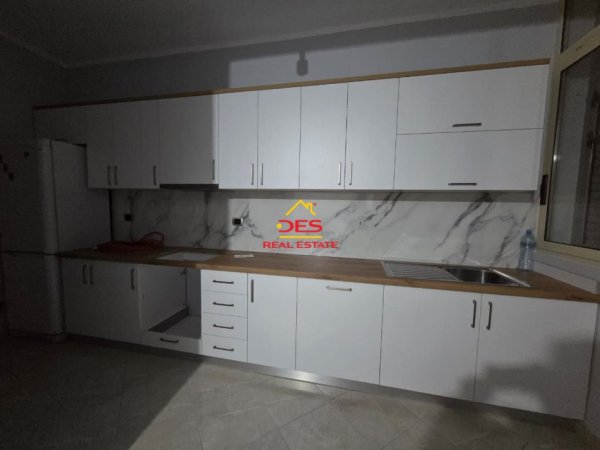 Vlore, jepet me qera shtepi 2+1+Ballkon Kati 0, 90 m² 400 € (Rruga Damian Humariti)
