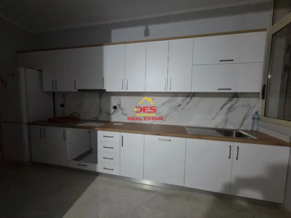Vlore, jepet me qera shtepi 2+1+Ballkon Kati 0, 90 m² 400 € (Rruga Damian Humariti)