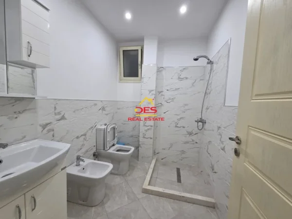 Vlore, jepet me qera shtepi 2+1+Ballkon Kati 0, 90 m² 400 € (Rruga Damian Humariti)
