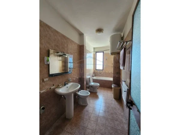 jepet me qera apartament , 700 € (Poliklinika ,Durres)