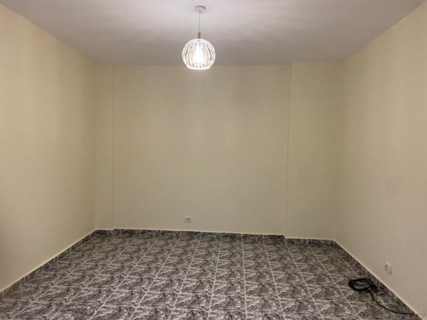 Tirane, jepet me qera apartament 3+1+Ballkon Kati 3, 120 m² 700 € (KRISTAL CENTER)