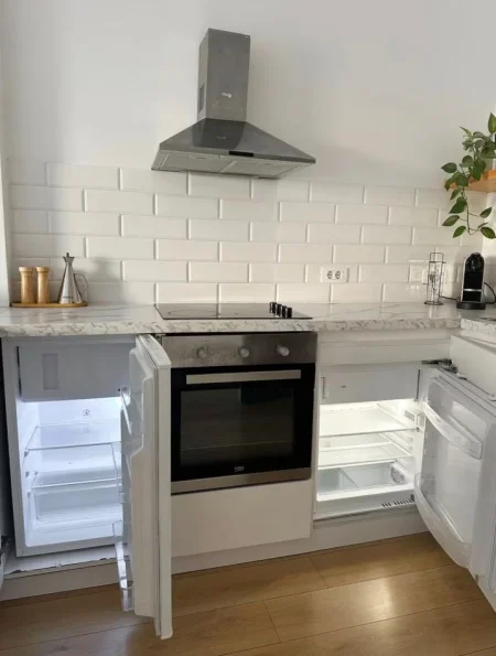 Tirane, jepet me qera apartament 1+1+Ballkon Kati 1, 65 m² 900 € (JORDAN MISJA)