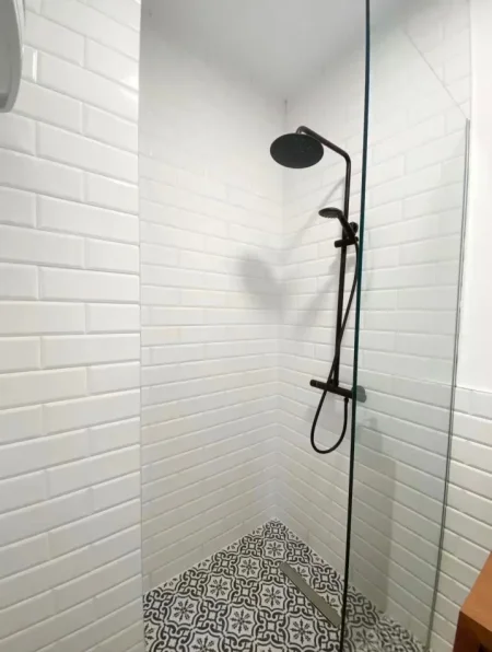 Tirane, jepet me qera apartament 1+1+Ballkon Kati 1, 65 m² 900 € (JORDAN MISJA)