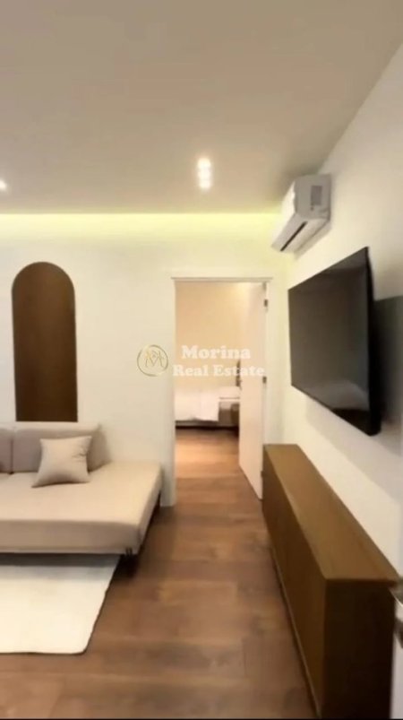 Tirane, jepet me qera apartament 1+1 Kati 4, 56 m² 900 € (Xhamlliku)
