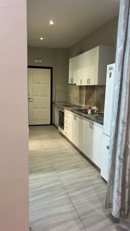 Tirane, jepet me qera garsonier Kati 4, 350 € (yzberisht)