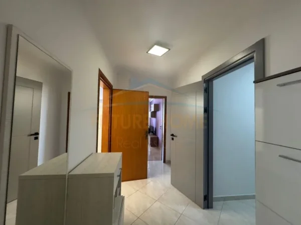 Durres, jepet me qera apartament 1+1 Kati 6, 121 m² 500 € (Prane Gjykates, Durres)