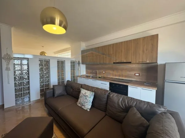 Durres, jepet me qera apartament 1+1 Kati 6, 121 m² 500 € (Prane Gjykates, Durres)