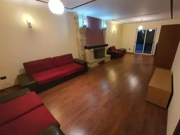 Tirane, jepet me qera Vile 3 Katshe , 410 m² 2.000 € (Selit ,Ish Stacioni i fundit i Tiranes se Re)