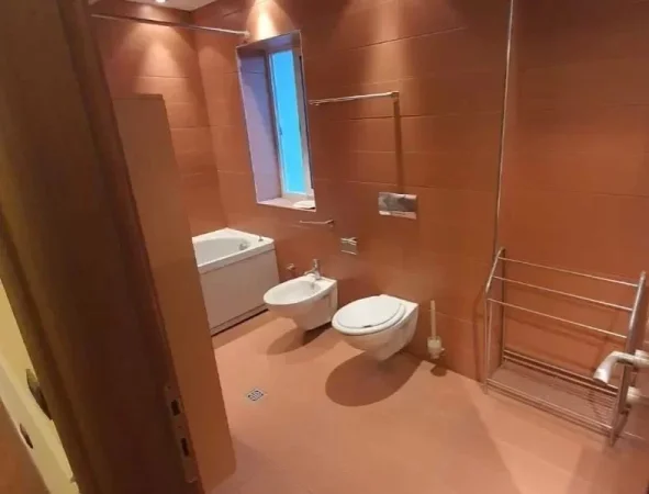 Tirane, jepet me qera Vile 3 Katshe , 410 m² 2.000 € (Selit ,Ish Stacioni i fundit i Tiranes se Re)