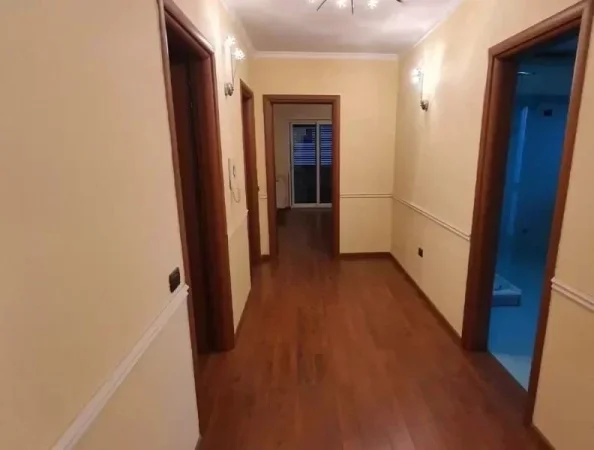 Tirane, jepet me qera Vile 3 Katshe , 410 m² 2.000 € (Selit ,Ish Stacioni i fundit i Tiranes se Re)
