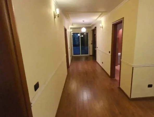 Tirane, jepet me qera Vile 3 Katshe , 410 m² 2.000 € (Selit ,Ish Stacioni i fundit i Tiranes se Re)