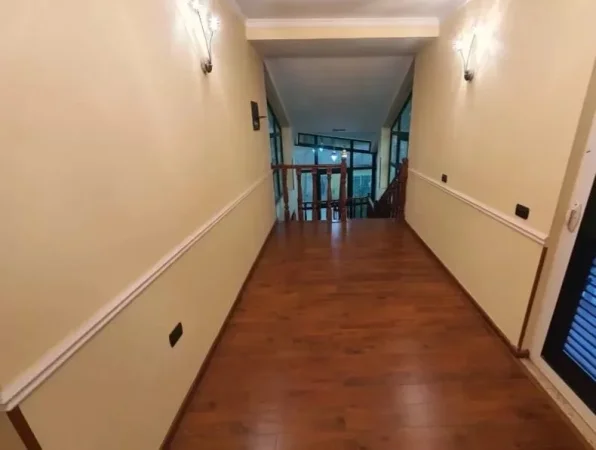 Tirane, jepet me qera Vile 3 Katshe , 410 m² 2.000 € (Selit ,Ish Stacioni i fundit i Tiranes se Re)