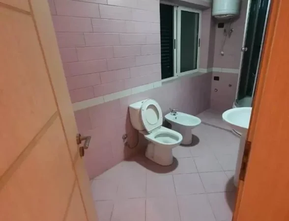 Tirane, jepet me qera Vile 3 Katshe , 410 m² 2.000 € (Selit ,Ish Stacioni i fundit i Tiranes se Re)