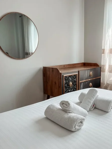 Tirane, jepet me qera apartament 1+1+Ballkon Kati 6, (Rruga 5 Maj)