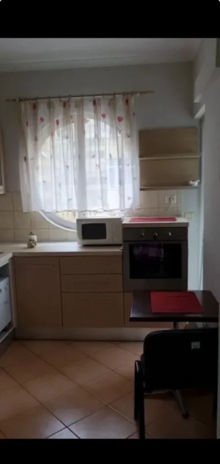 Tirane, jepet me qera apartament 2+1+Ballkon Kati 3, 100 m² 650 € (KOMUNA E PARISIT)