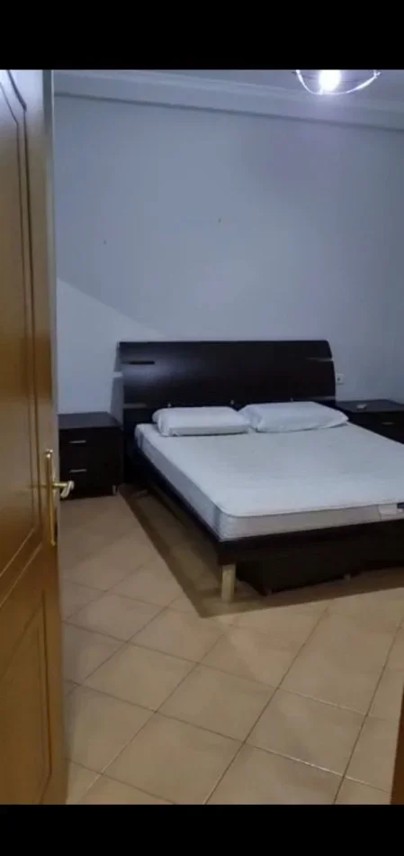 Tirane, jepet me qera apartament 2+1+Ballkon Kati 3, 100 m² 650 € (KOMUNA E PARISIT)