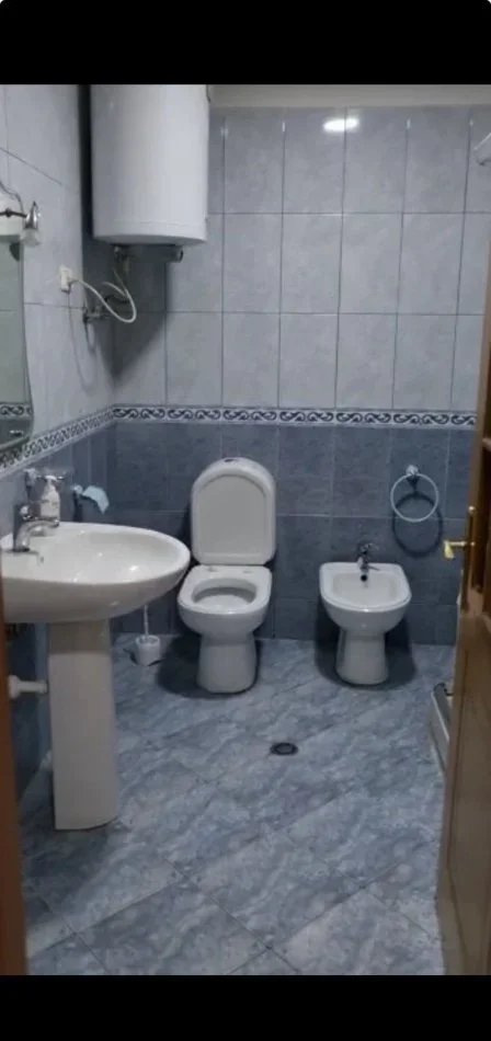 Tirane, jepet me qera apartament 2+1+Ballkon Kati 3, 100 m² 650 € (KOMUNA E PARISIT)
