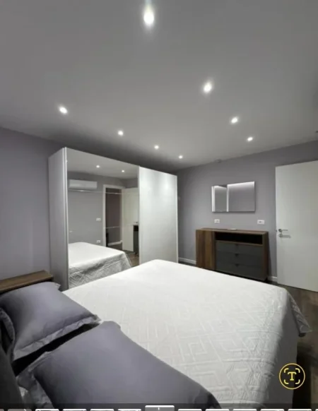 Tirane, jepet me qera apartament 1+1+Ballkon Kati 1, 65 m² 700 € (BULEVARDI ZOGU I)