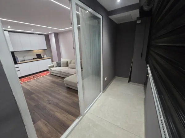 Tirane, jepet me qera apartament 1+1+Ballkon Kati 1, 65 m² 700 € (BULEVARDI ZOGU I)
