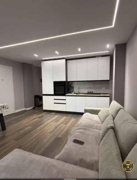 Tirane, jepet me qera apartament 1+1+Ballkon Kati 1, 65 m² 700 € (BULEVARDI ZOGU I)
