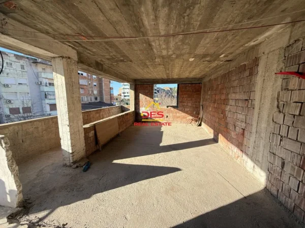 Vlore, shitet apartament 2+1+Ballkon Kati 3, 120 m² 82.000 € (Rruga Janaq Kilica)