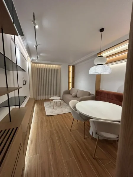 Tirane, jepet me qera apartament 1+1+Ballkon Kati 5, 60 m² 800 € (KOMUNA E PARISIT)