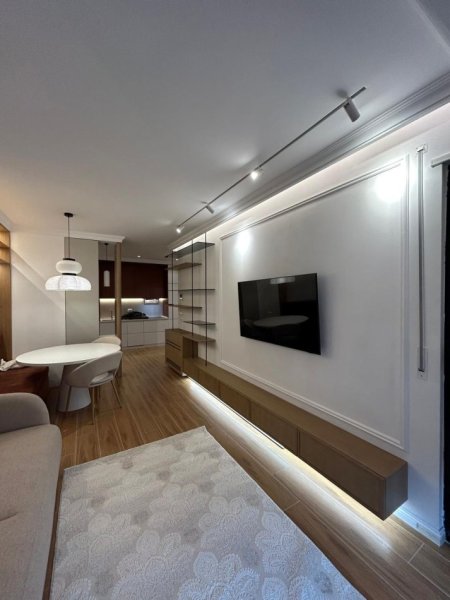 Tirane, jepet me qera apartament 1+1+Ballkon Kati 5, 60 m² 800 € (KOMUNA E PARISIT)