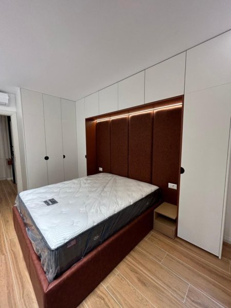 Tirane, jepet me qera apartament 1+1+Ballkon Kati 5, 60 m² 800 € (KOMUNA E PARISIT)
