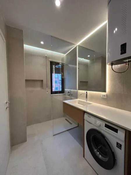 Tirane, jepet me qera apartament 1+1+Ballkon Kati 5, 60 m² 800 € (KOMUNA E PARISIT)